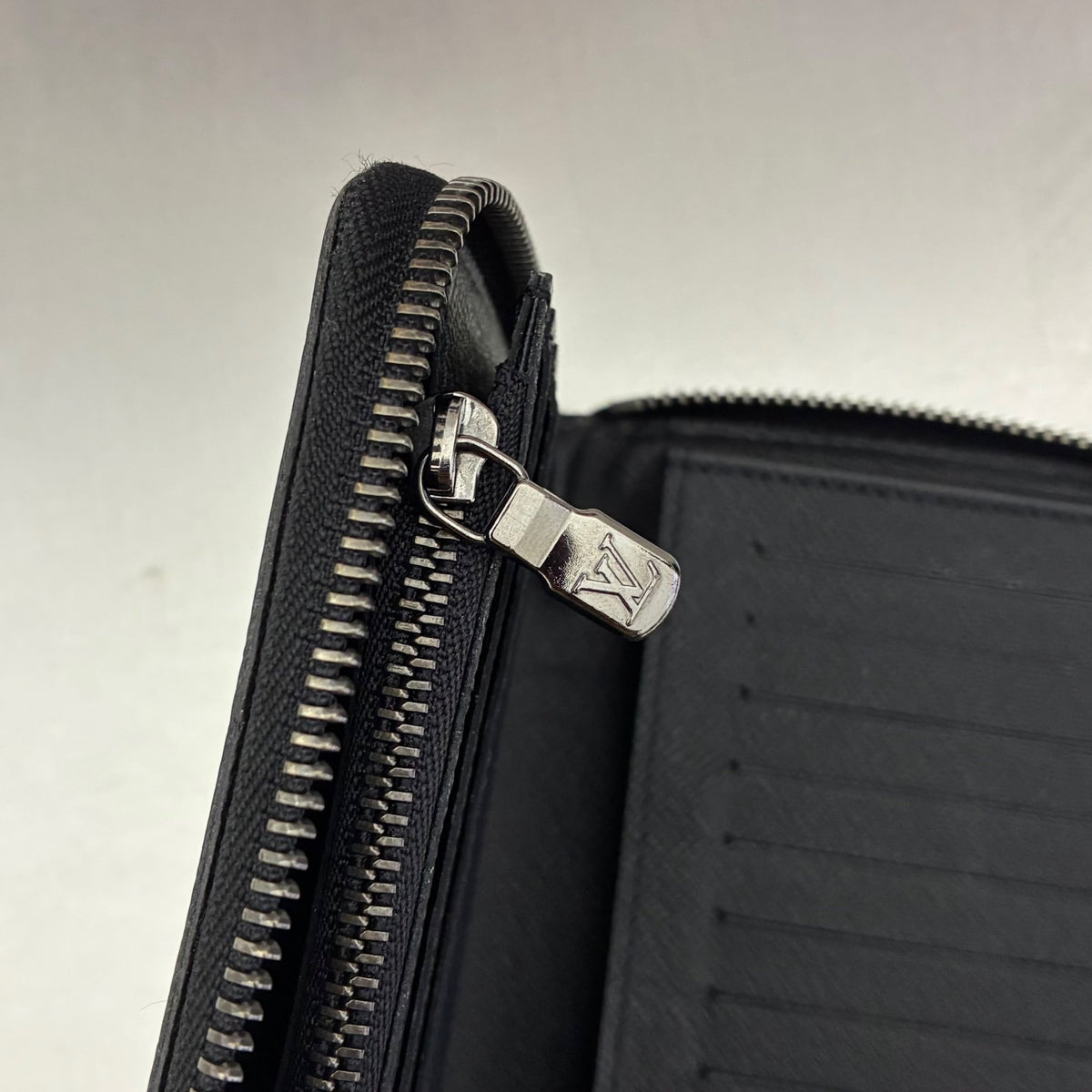 Louis Vuitton Zippy Vertical Monogam Eclipse