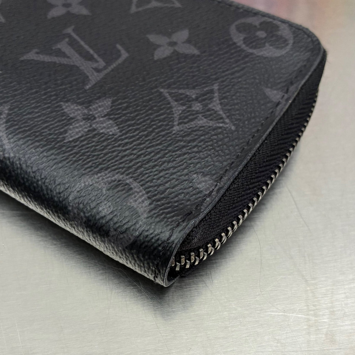 Louis Vuitton Zippy Vertical Monogam Eclipse