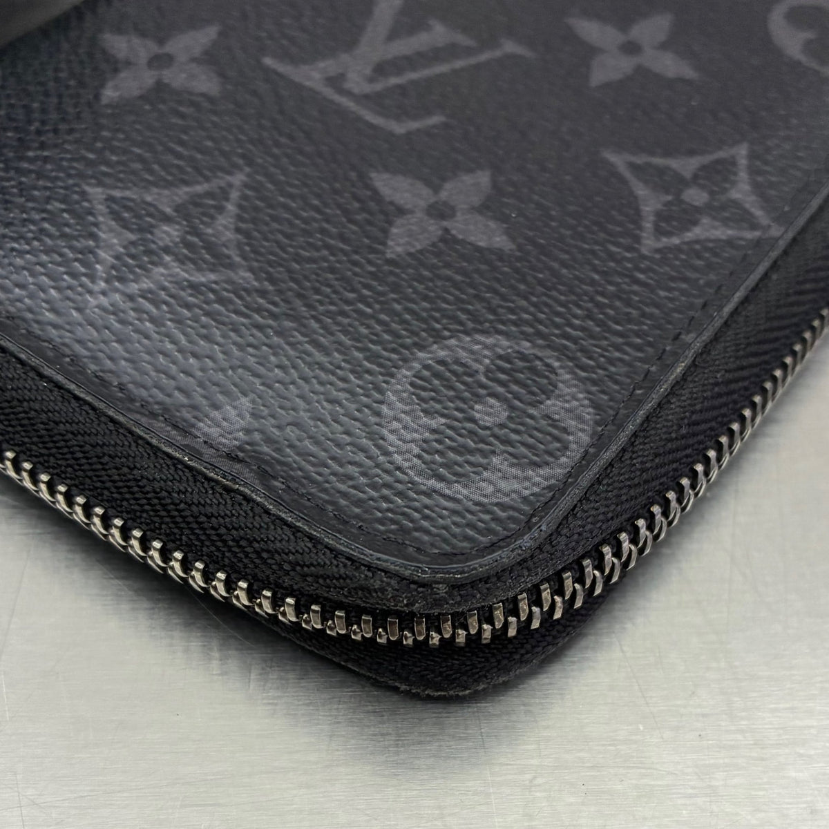 Louis Vuitton Zippy Vertical Monogam Eclipse