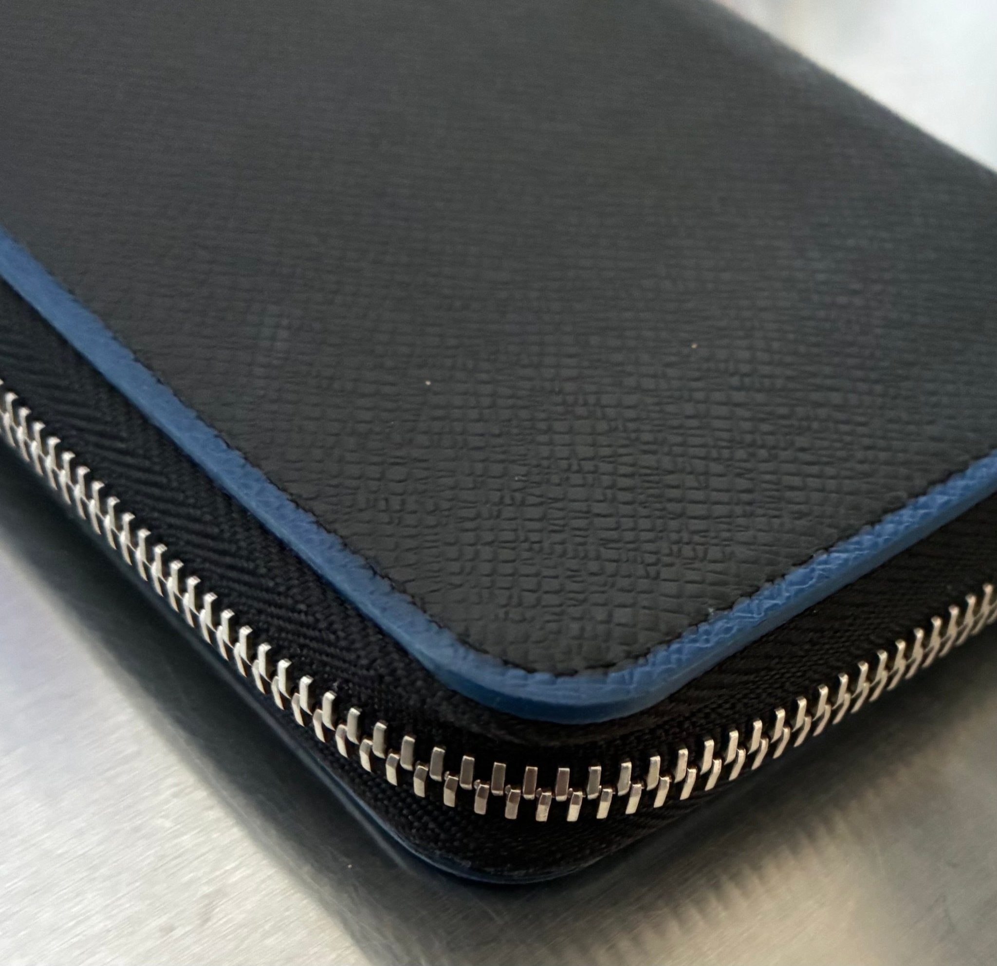 Louis Vuitton Zippy Vertical Taiga