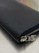 Louis Vuitton Zippy Vertical Taiga mit Initialen R.T