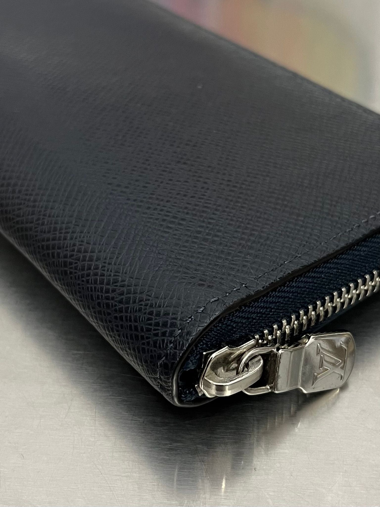 Louis Vuitton Zippy Vertical Taiga mit Initialen R.T
