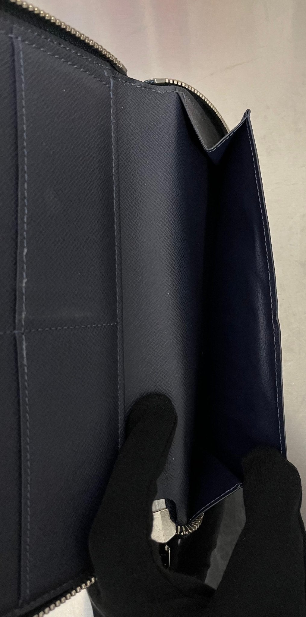Louis Vuitton Zippy Vertical Taiga mit Initialen R.T
