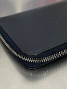 Louis Vuitton Zippy Vertical Taiga mit Initialen R.T