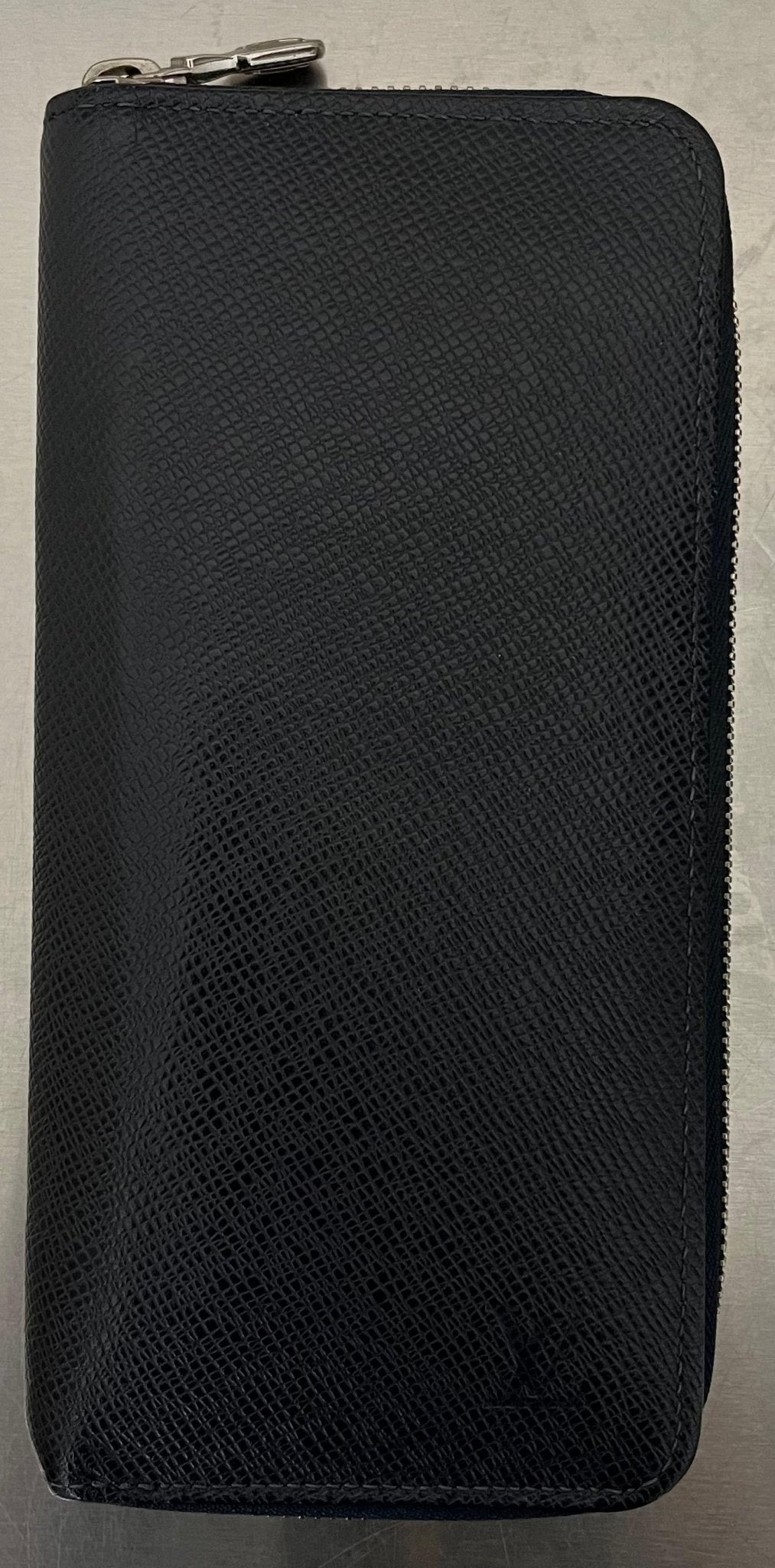 Louis Vuitton Zippy Vertical Taiga mit Initialen R.T