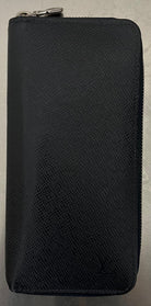 Louis Vuitton Zippy Vertical Taiga mit Initialen R.T