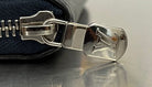 Louis Vuitton Zippy Vertical Taiga mit Initialen R.T