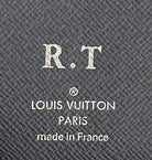 Louis Vuitton Zippy Vertical Taiga mit Initialen R.T