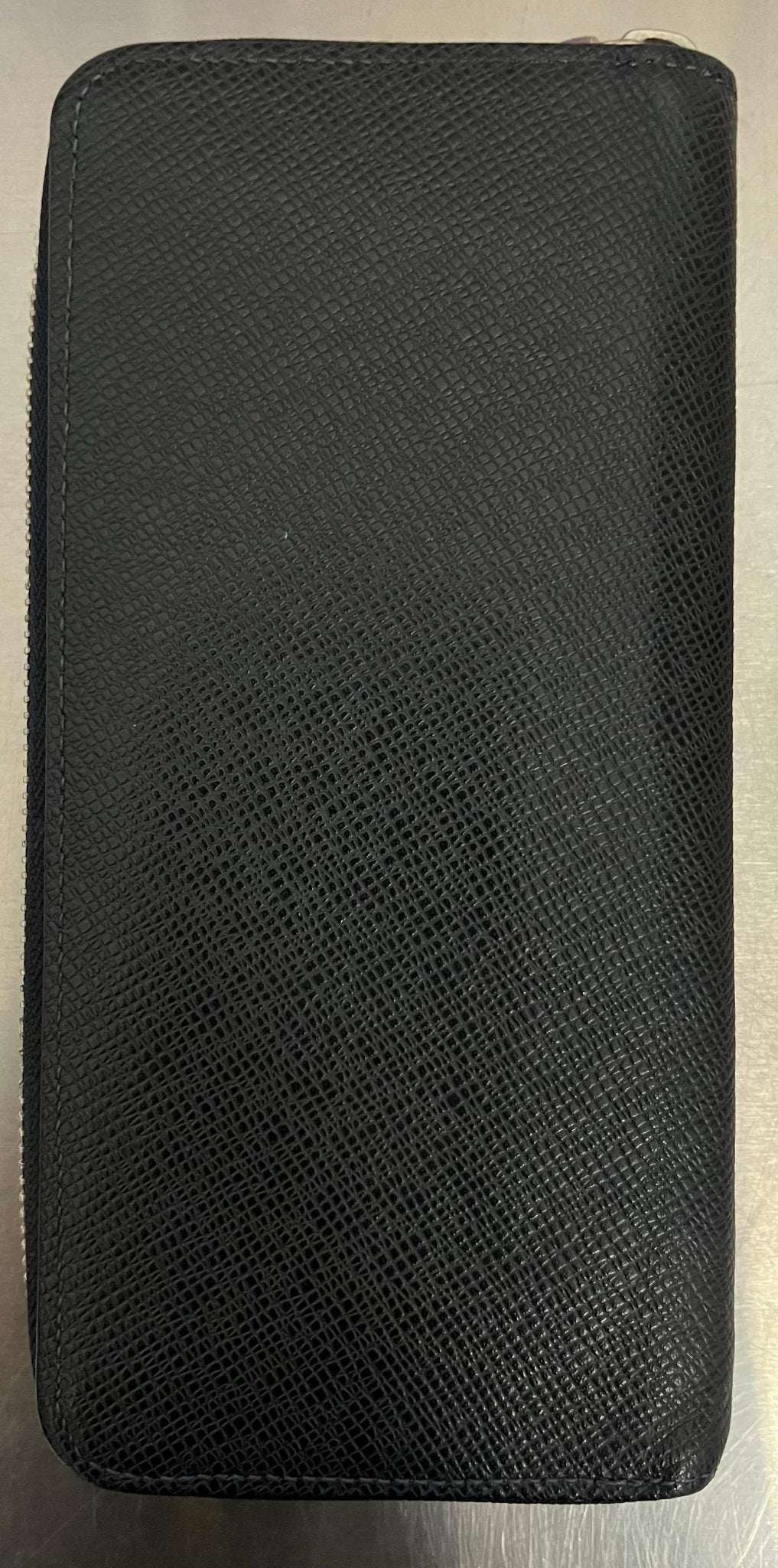 Louis Vuitton Zippy Vertical Taiga mit Initialen R.T
