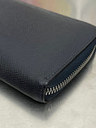 Louis Vuitton Zippy Vertical Taiga mit Initialen R.T