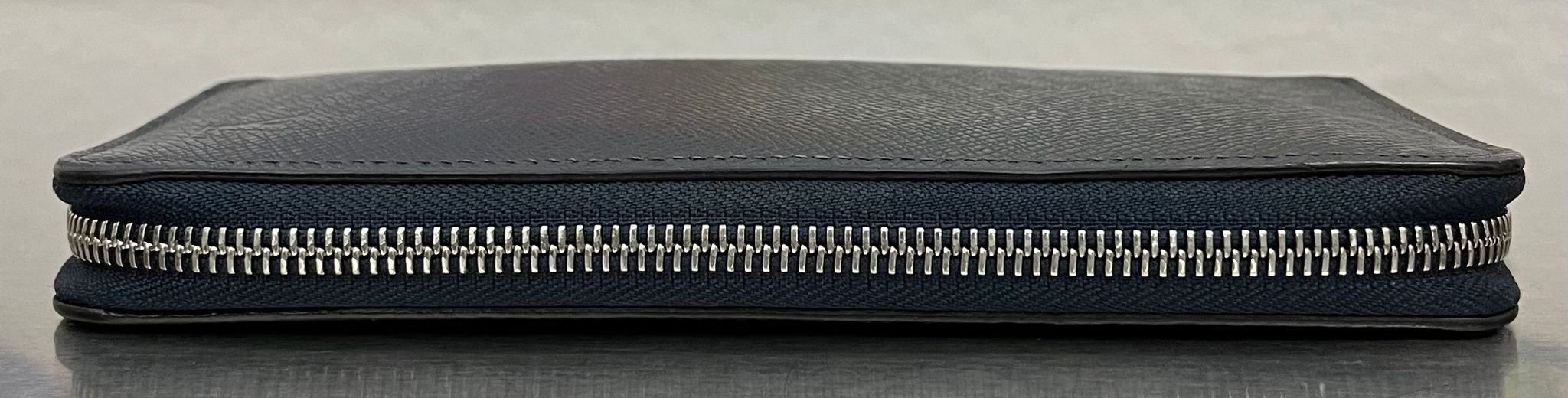 Louis Vuitton Zippy Vertical Taiga mit Initialen R.T