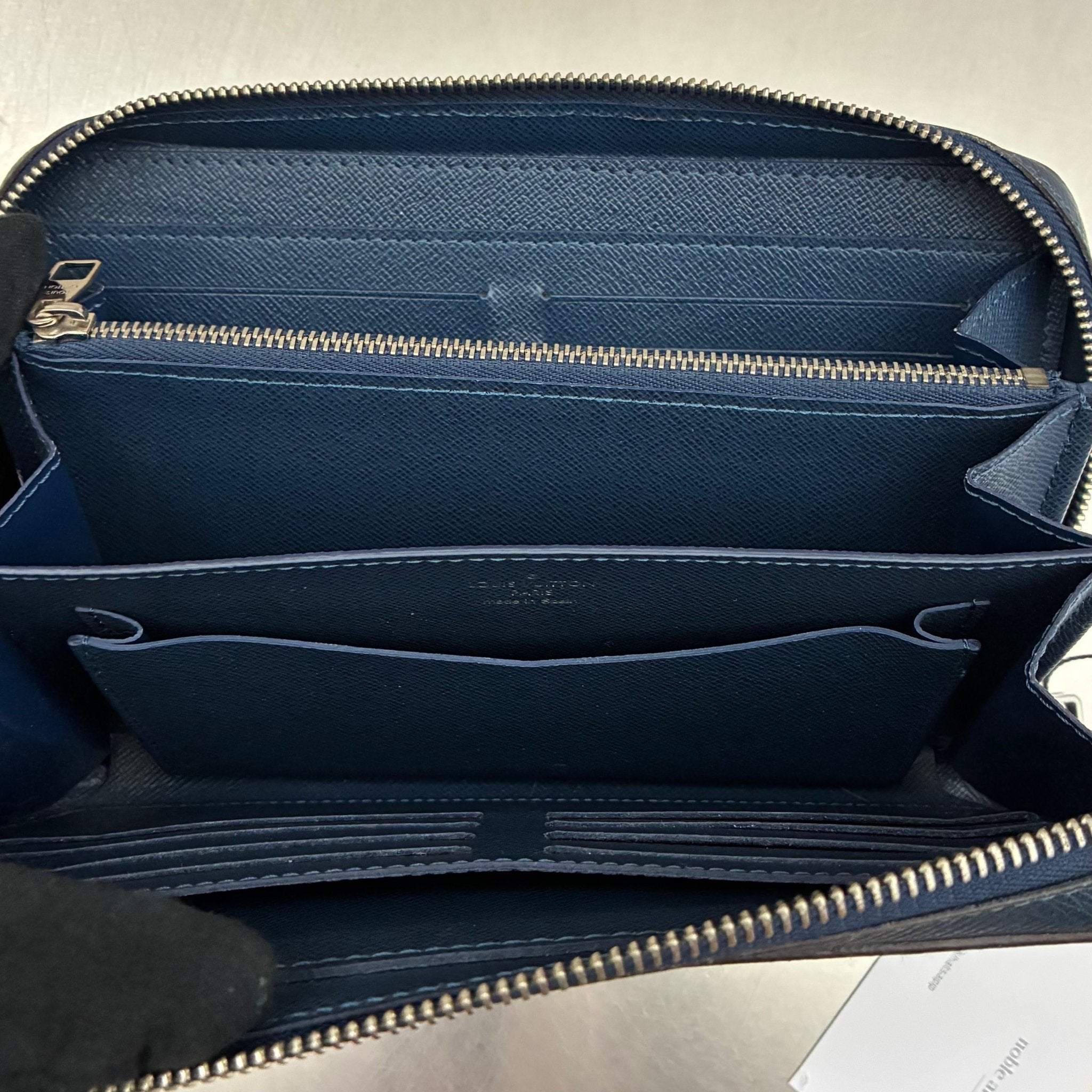 Louis Vuitton Zippy XL Taiga